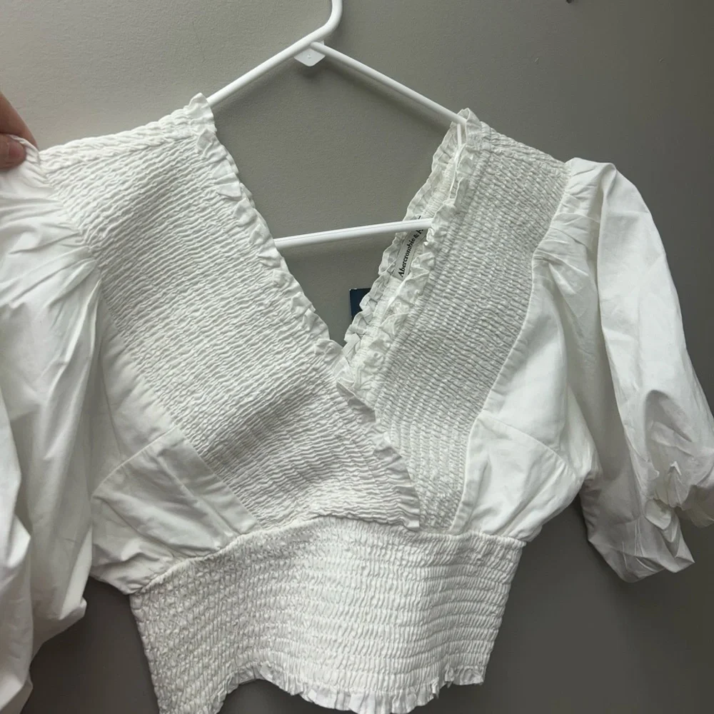 Abercrombie & Fitch Smocked Poplin Puff‎ White Top - Picture 2 of 5